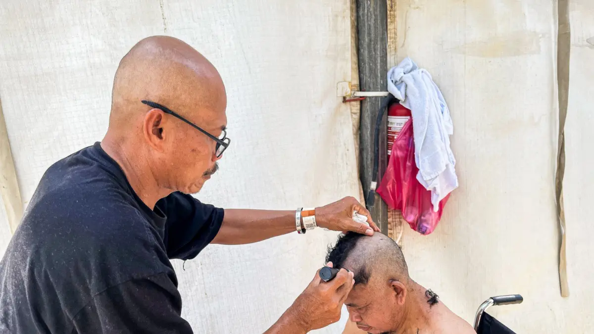 SALING BANTU: Proses cukur rambut setelah melaksanakan lempar jumrah di tenda jemaah haji. (Abdurrahman Imansyah)