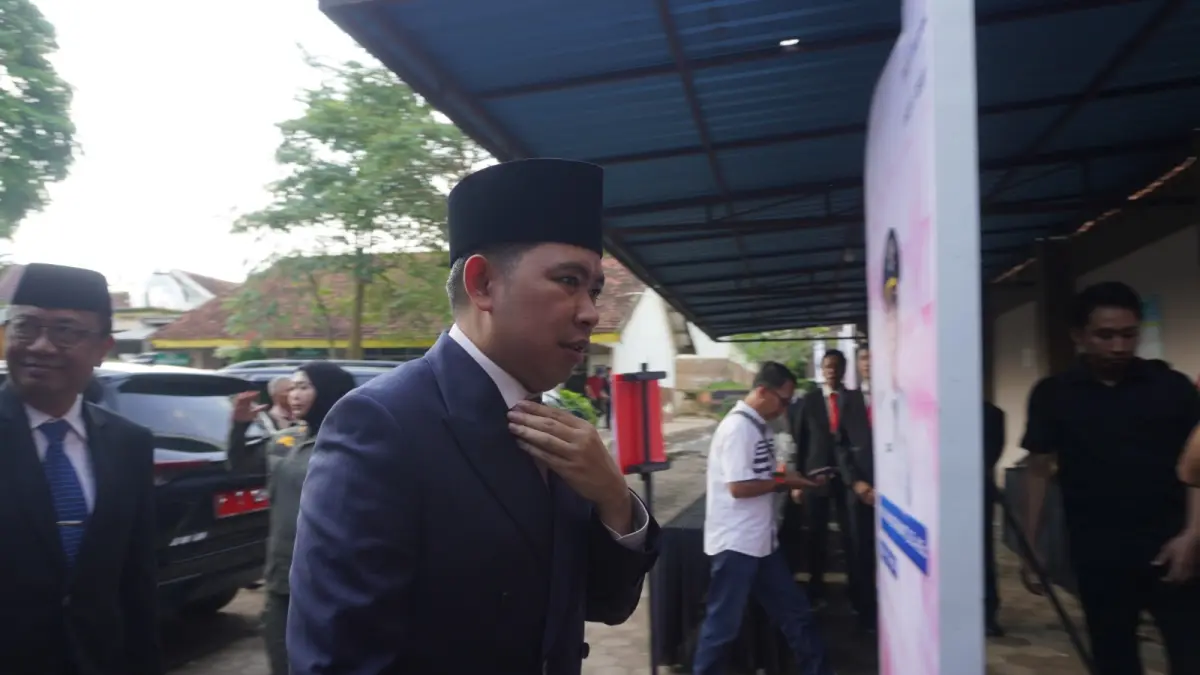 "Saya minta beri data yang rill terkait kondisi sekolah seperti apa. Dan saya ingin panjenengan jadi manusia yang jujur, kalau tidak jujur, efeknya banyak." MUHAMMAD FAWAIT, Bupati Jember. (MAULANA/RADAR JEMBER)