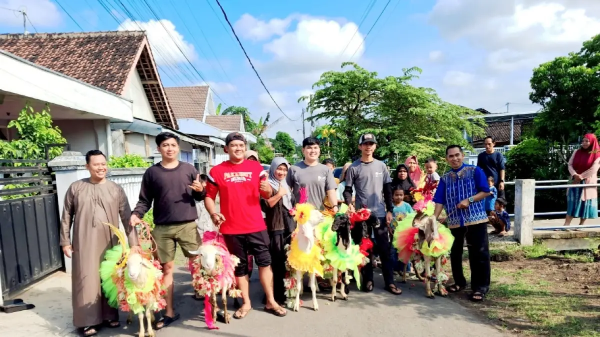 UNIK: Beberapa kambing kurban gunakan kostum unik, sebelum di sembelih, kemarin.