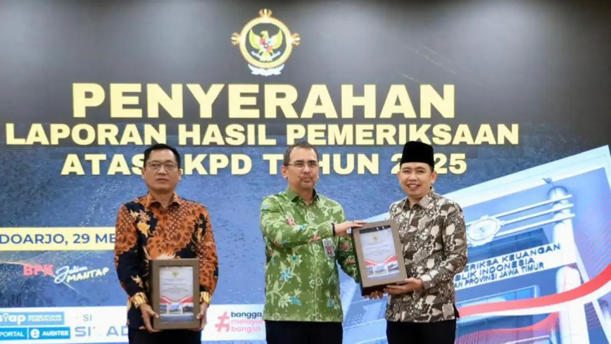 Penyerahan LHP dengan predikat WTP dari Kepala BPK Jawa Timur Yuan Chandra Djaisin kepada Bupati Gus Fawait dan didampingi Ketua DPRD Ahmad Halim, di Auditorium BPK RI Jatim di Sidoarjo, Jumat (29/5/2026). (Dok. Diskominfo)