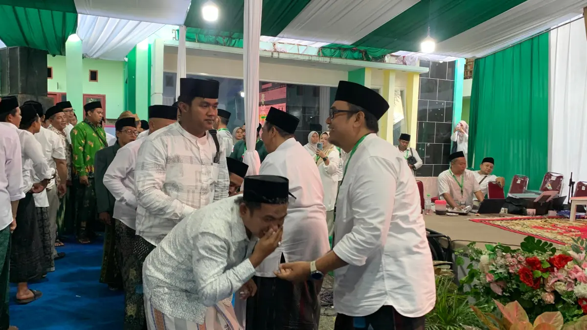 Dr Moh Syaeful Bahar (kanan) ketua PCNU Bondowoso terpilih menerima ucapan selamat dari pengurus MWCNU dan Banom NU Bondowoso yang hadir dalam Konfercan ke XXIV.