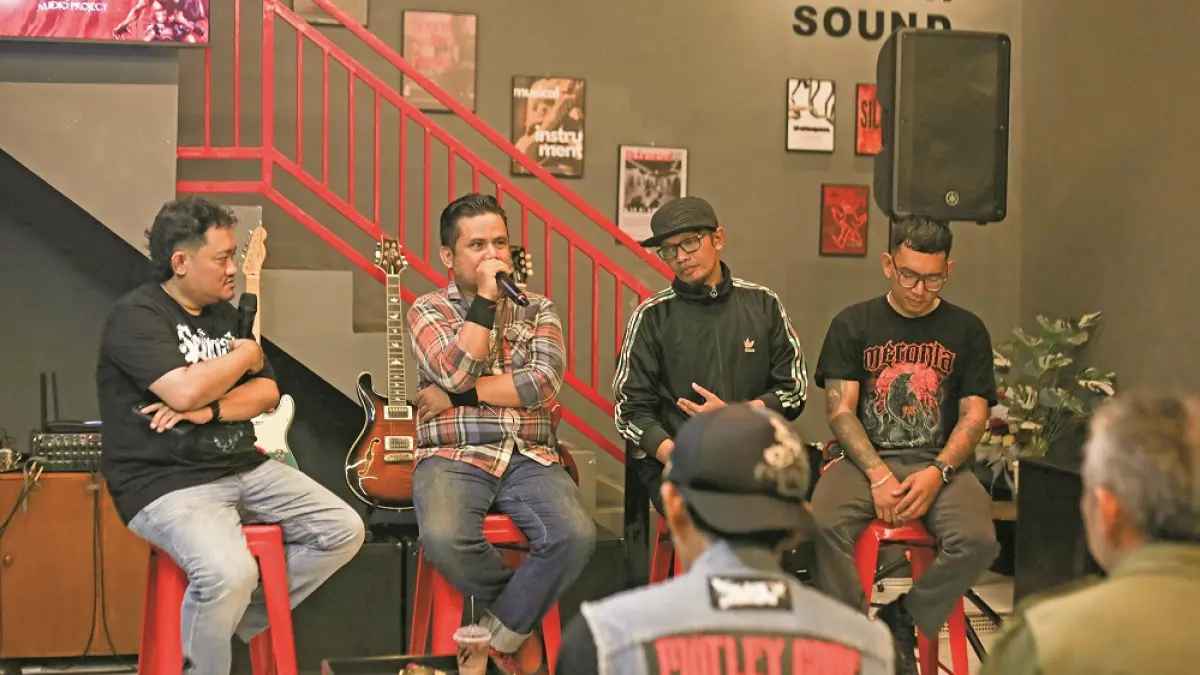 ALBUM PERDANA: Personel Serversick saat perilisan album perdana yang menandai perjalanan band veteran selama 25 tahun ini di kafe Shata Space Kelurahan/Kecamatan Sumbersari, Minggu (24/5). (SIDKIN ALI/RADAR JEMBER)