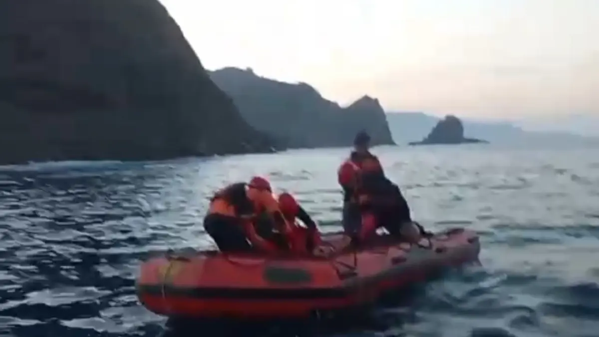 EVAKUASI: Anggota Basarnas dan Sar Rimba Laut saat melakukan proses evakuasi korban bernama Barokatul Hidayat, 28 pada Senin (1/6) pagi. (JUMAI/RJ)
