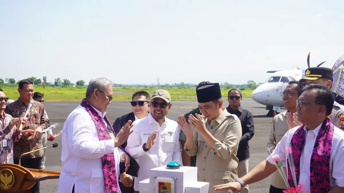 DIRESMIKAN: Dari kiri, Presiden Direktur Lion Group Daniel Putut, Anggota DPR Rivqy Abdul Halim, dan Bupati Gus Fawait, saat menyalakan sirine menandai pembukaan rute baru penerbangan Jember Surabaya menggunakan Wings Air, di Bandara Notohadinegoro Jember, Senin (1/6). (MAULANA/RADAR JEMBER)