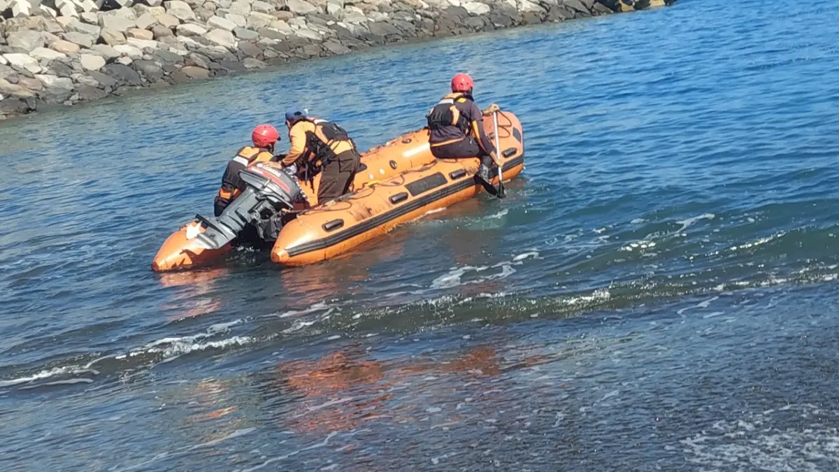 GUNAKAN PERAHU KARET: Sar Gabungan terus lakukan pencarian hari kedua hilangnya dua pengunjung Pantai Payangan yang hilang menggunakan perahu karet milik Basarnas Banyuwangi pada Minggu (31/5) pagi. (JUMAI/RADAR JEMBER)
