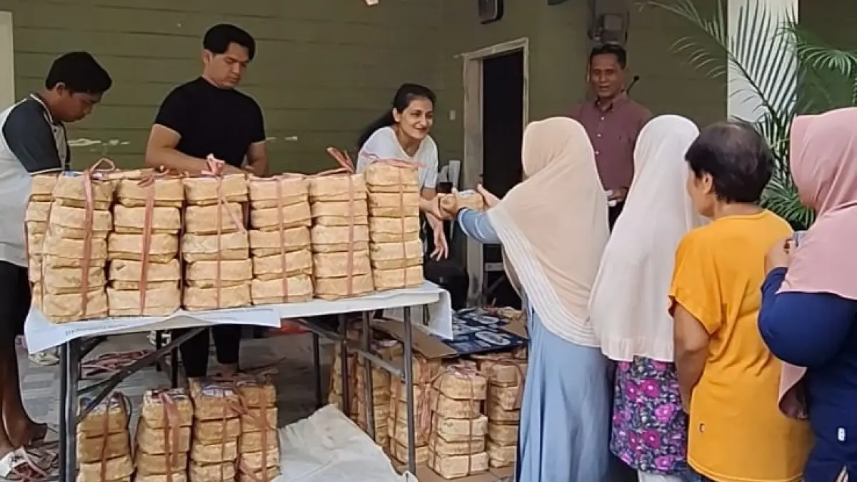 INDAHNYA BERBAGI: Sejumlah warga mengambil daging kurban dari RS Bina Sehat. (RS BINA SEHAT)