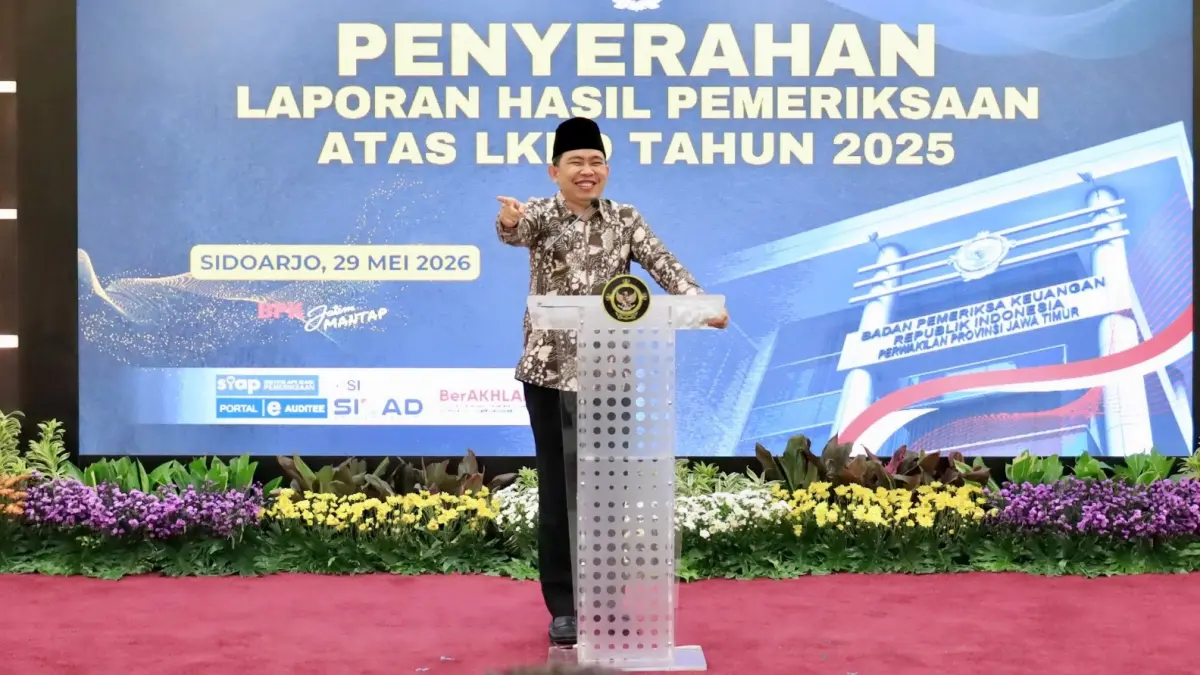 JADI PERWAKILAN: Bupati Gus Fawait saat berbicara mewakili kepala daerah se-Jatim, seusai menerima LHP BPK dengan predikat WTP, di Auditorium BPK RI Jatim di Sidoarjo, Jumat (29/5). (GUS FAWAIT)