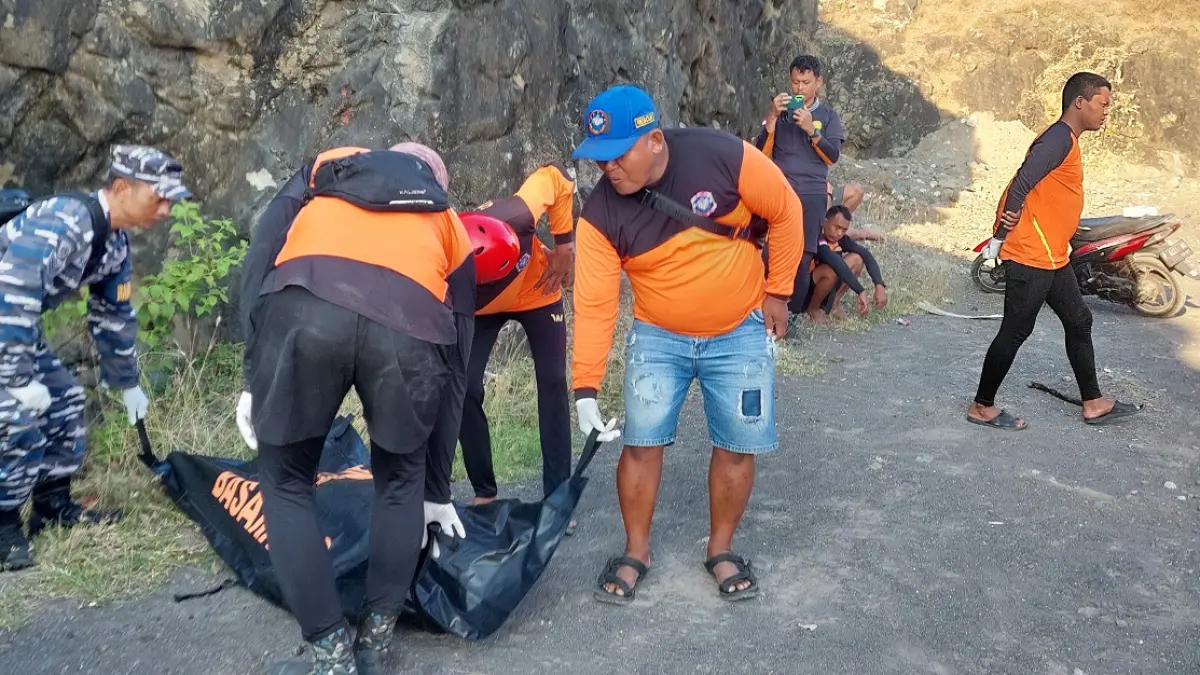 KEMBALI KE DARAT: Tim SAR mengevakuasi jasad Barokatul Hidayat, kemarin (1/6). Korban diketahui hilang terseret ombak Pantai Payangan bersama adiknya pada Sabtu (30/5). (JUMAI/RADAR JEMBER)