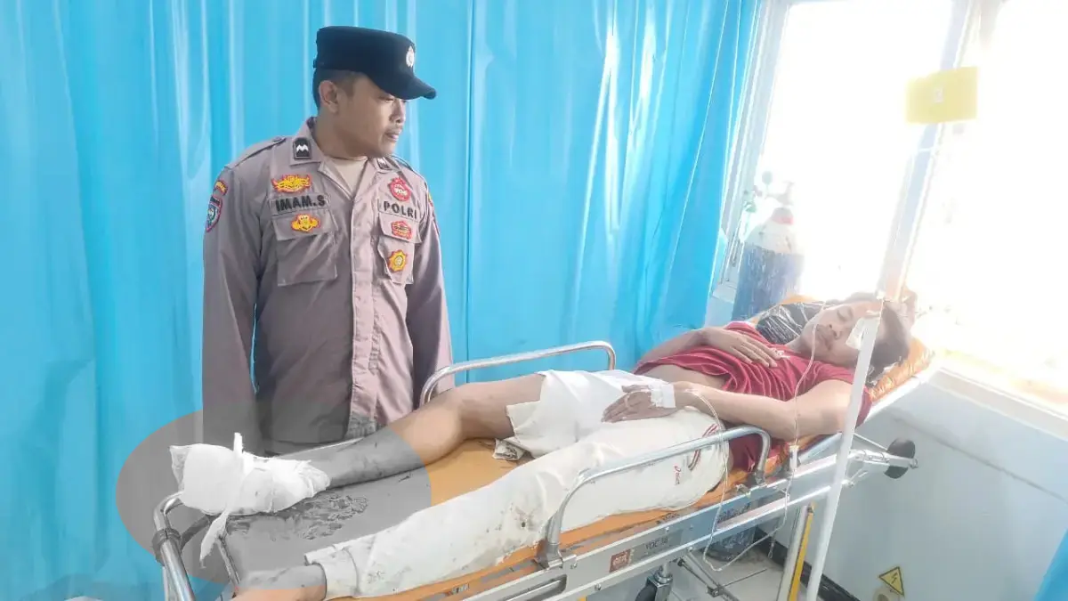 LUKA PARAH: Korban bernama Dodik Dwi Irawan, warga Dusun Krajan, Desa Sumberjati, Kecamatan Silo mengalami patah tulang paha kanan setelah tertabrak truk yang melarikan diri. (POLSEK SILO/RADAR JEMBER)

