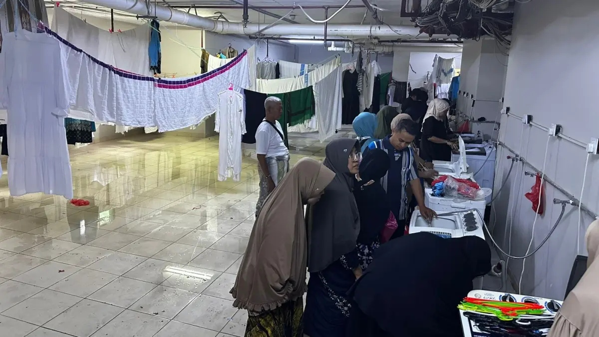 MENUNGGU CUCIAN: Secara bergantian jemaah haji cuci pakaian secara bergantian di Hotel Emmar Al Jawhara, kawasan Ar Rawdah, Makkah. (Regar Jeane Dealen Nangka)