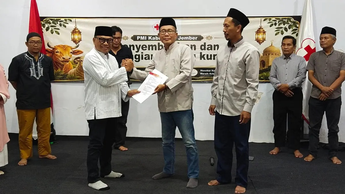 NAKHODA BARU: Ketua PMI Jember Zainollah (tengah) menyerahkan surat tugas kepada dr Agus Burhan Syah (kiri) sebagai kepala baru UDD PMI Jember. (PMI JEMBER)