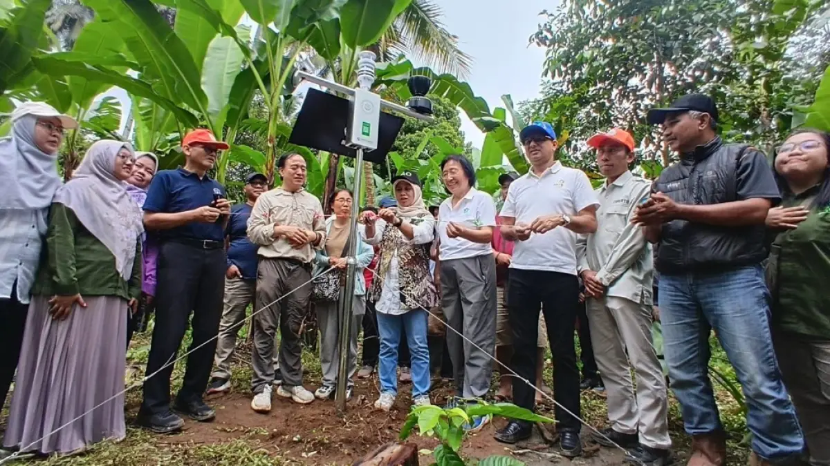 PASANG: Food and Agriculture Organization (FAO) saat melakukan pemasangan stasiun Geographical Indications for Environmental Sustainability (GIES) Indonesia di Senduro, kemarin