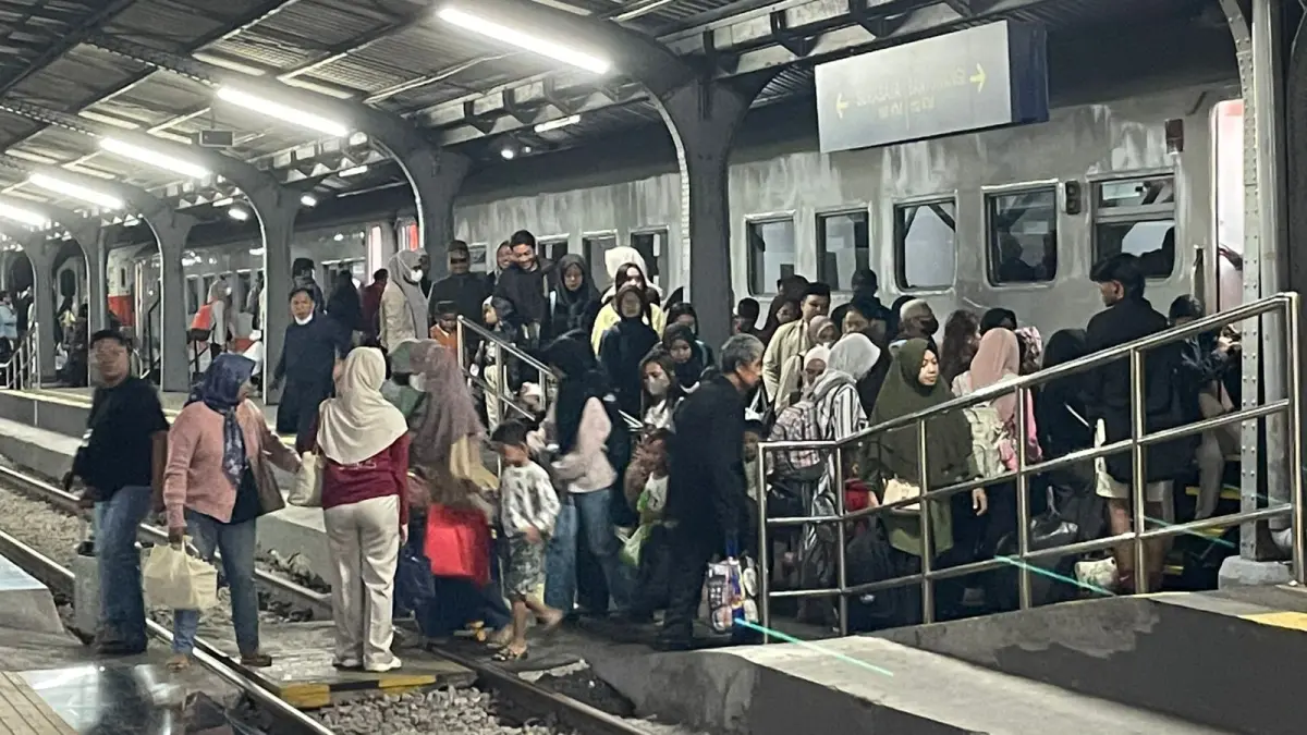 Suasana Naik Turun Penumpang KA Probowangi di Stasiun Jember (31/5)