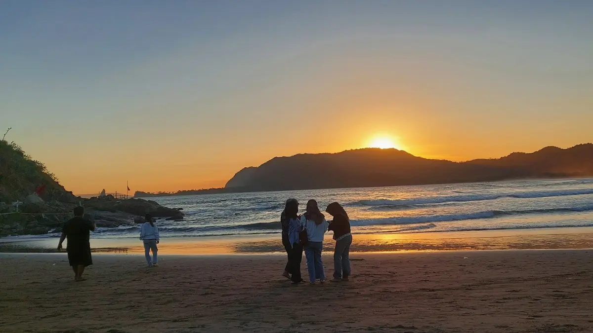 Sunset di Pantai Payangan Jember. (Dok. Radar Jember)