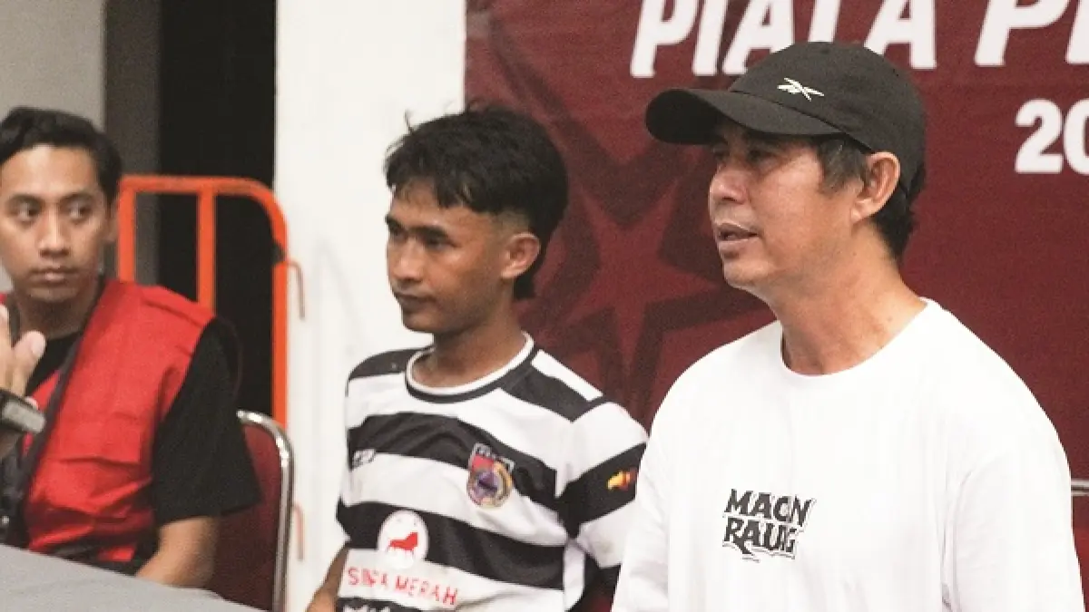 TANTANGAN MELATIH PERSID: Pelatih baru Persid Jember Nurul Huda (kanan) saat Konferensi pers usai match perdana melawan Golden FC Merauke, Minggu (31/5) lalu. (YULIO FA/RADAR JEMBER)