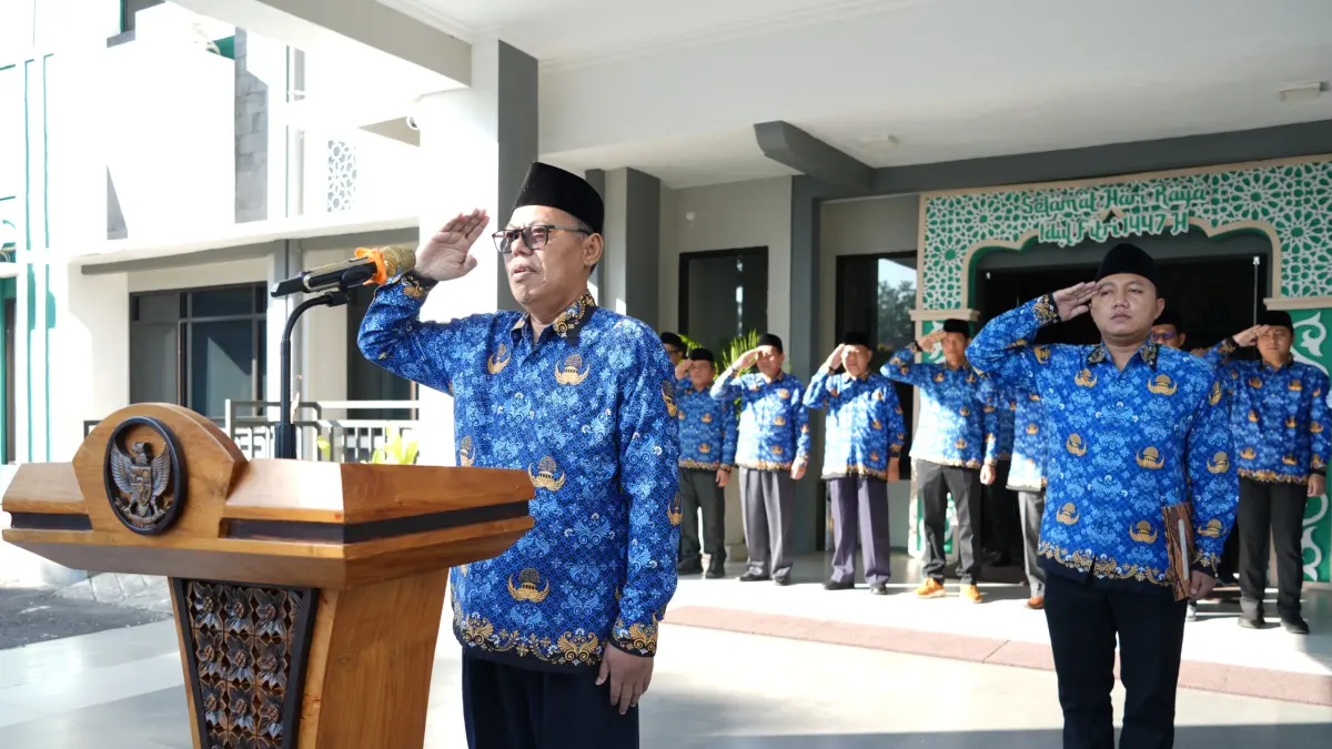 UIN KHAS Jember laksanakan upacara memperingati Hari Pancasila yang dipimpin langsung Rektor UIN KHAS Jember, Prof. Hepni. (HUMAS UIN KHAS JEMBER)
