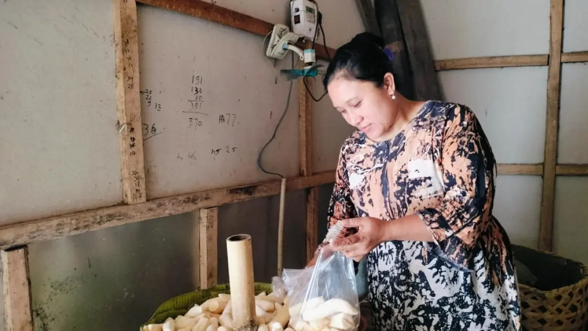DIKEMAS: Seorang pengusaha Tape tengah mengemas tape sebelum di masukkan ke dalam besek bambu.(YUNITA SW)