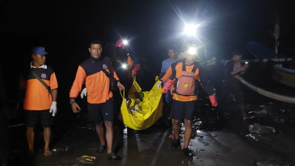 EVAKUASI: SAR Rimba Laut bersama anggota Basarnas pos Jember saat melalukan evakuasi jasad Rifky, 22 yang ditemukan mengambang di sekitar Bukit Samboja, Dusun Watu Ulo, Desa Sumberejo, Kecamatan Ambulu, Senin (1/6) malam. (JUMAI/RADAR JEMBER)