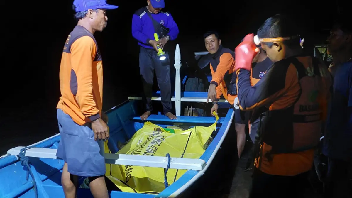 EVAKUASI: Sar Rimba Laut bersama anggota BASARNAS pos Jember saat melalukan evakuasi jasad Rifky, 22, yang ditemukan mengambang di sekitar Bukut Samboja, Dusun Watu Ulo, Desa Sumberejo, Kecamatan Ambulu Senin (1/6) malam. (Jumai/RJ)