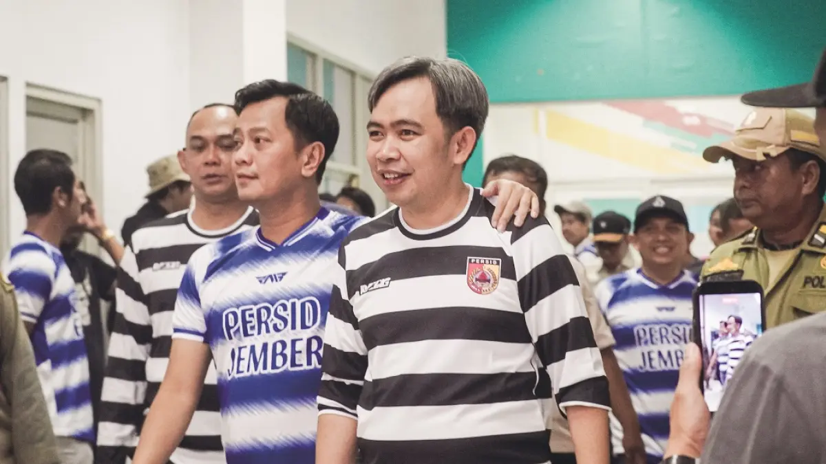IKUT NRIBUN: Bupati Jember Gus Fawait di sela-sela ikut menonton pertandingan antara Persid Jember melawan Golden FC, di JSG (31/5). (YULIO FA/RADAR JEMBER)
