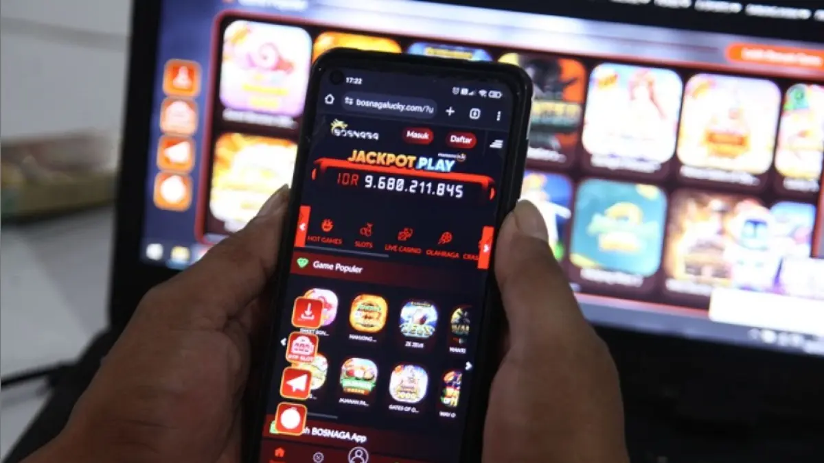 JANGAN: Aktivitas judi online lewat gadget marak, tak hanya dilakukan kalangan dewasa tapi juga anak-anak dan remaja. (SURYANTO/RADAR SURABAYA)