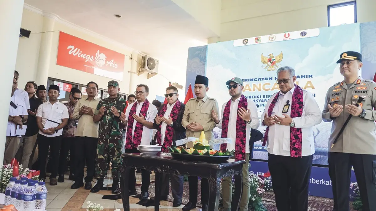 KOLABORASI: Presiden Direktur Lion Group Daniel Putut, Anggota DPR Rivqy Abdul Halim, dan Bupati Gus Fawait, saat meresmikan rute Jember Surabaya, di Bandara Notohadinegoro Jember, Senin (1/6). (MAULANA/RADAR JEMBER)