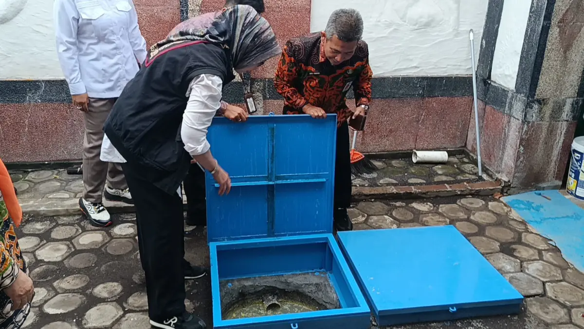 LANGSUNG DIPERIKSA: Bupati Lumajang Indah Amperawati melakukan pemeriksaan IPAL SPPG di Lumajang.(ATIEQSON MAR IQBAL/RAME)