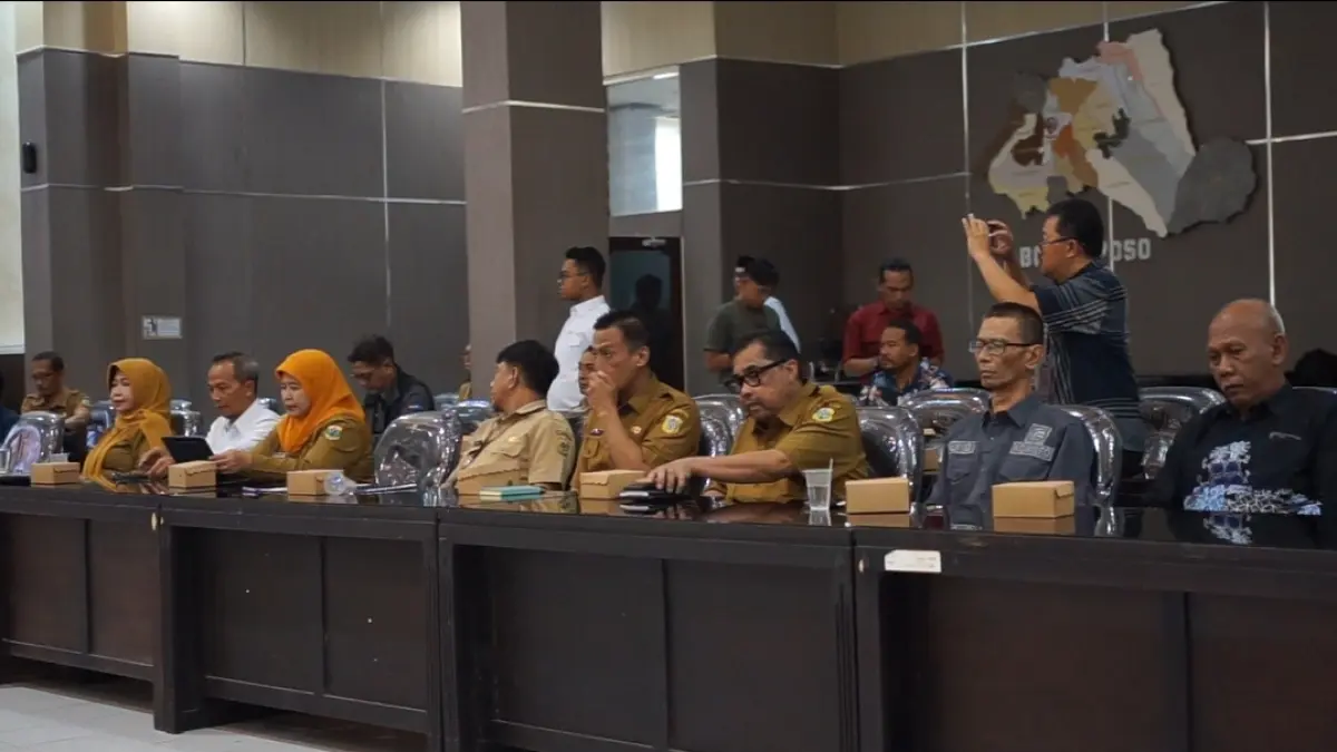 MENGIKUTI: Sejumlah ASN saat mengikuti kegiatan rapat koordinasi di kantor Pemkab Bondowoso. (FAQIH HUMAINI/RADAR IJEN)
