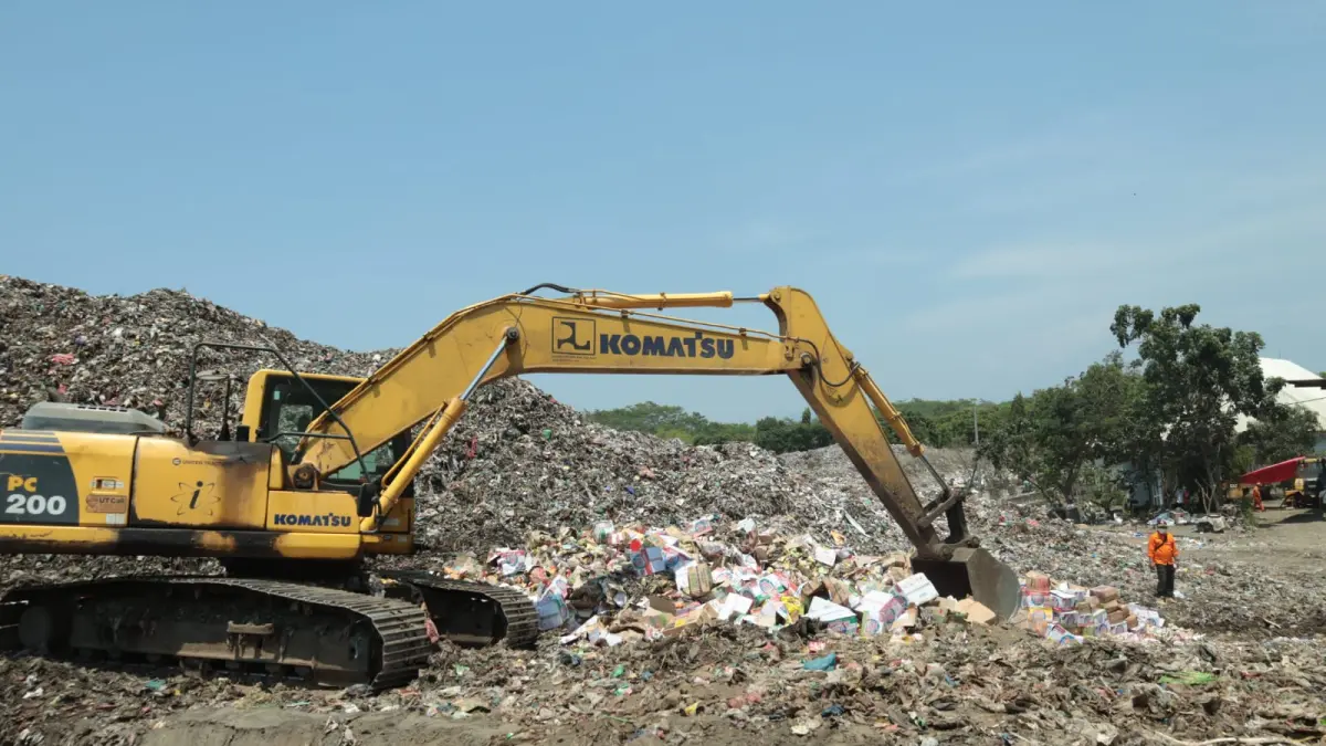 PENGOLAHAN: Proses pengolahan sampah di tempat pembuangan akhir (TPA).(ATIEQSON MAR IQBAL/RAME)