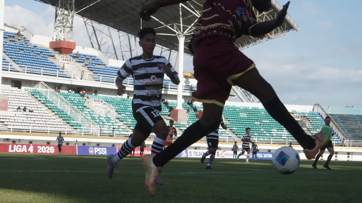 REBUT BOLA: Pemain depan Persid mencoba melakukan pressing ke pemain bertahan Golden FC Merauke. (YULIO FA/RADAR JEMBER)