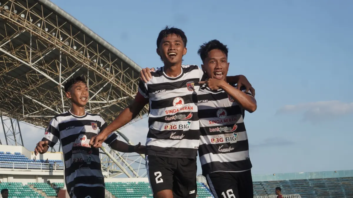 SELEBRASI: Pemain Persid Ajudia Eka berselebrasi setelah mencatak gol ke gawang Golden FC Merauke, Minggu (31/5). Sore ini (3/6) Persid akan meladeni Persemay Maybrat di Stadion JSG. (YULIO FA/RADAR JEMBER)