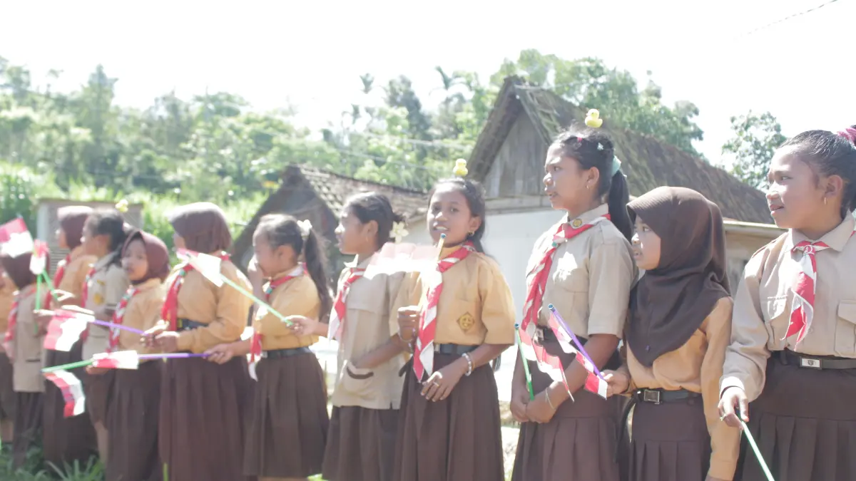 AKAN DIISI: Sejumlah siswa di Kecamatan Wringin Bondowoso bersiap menyambut kunjungan Bupati Bondowoso beberapa waktu lalu.(ILHAM WAHYUDI/RADAR IJEN)