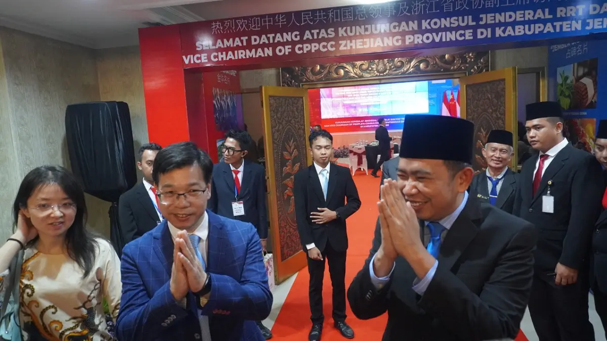 BERI KETERANGAN: Bupati Gus Fawait dan Konsulat Jenderal RRT di Surabaya, Mr. Ye Su, memberikan keterangan pers seusai menandatangani kerjasama Sister City, Selasa (2/6).&nbsp;(MAULANA/RADAR JEMBER)