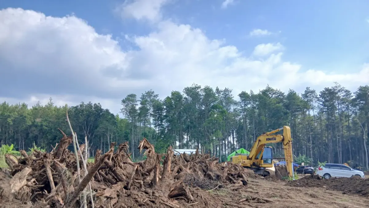 DISIAPKAN: Seju.lah alat berat mulai terlihat fi lokasi lahan yang akan digunakan sebagai Yon TP di Bomdowoso. (ILHAM/RJ)