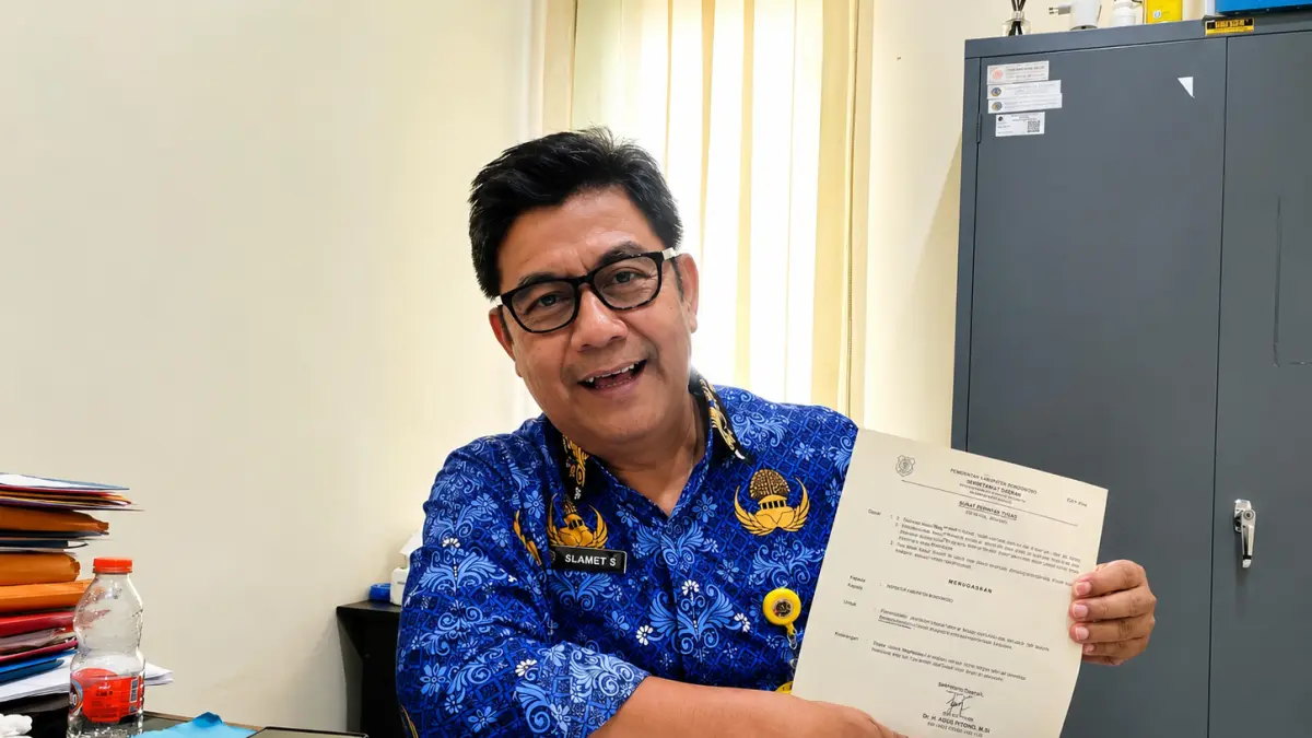 DITUNJUKKAN: Slamet Suraji, Plt Kepala Kantor Pertanahan Bondowoso saat memperlihatkan sertifikat elektronik ketika ditemui Jawa Pos Radar Ijen.(FAQIH HUMAINI/RADAR IJEN)