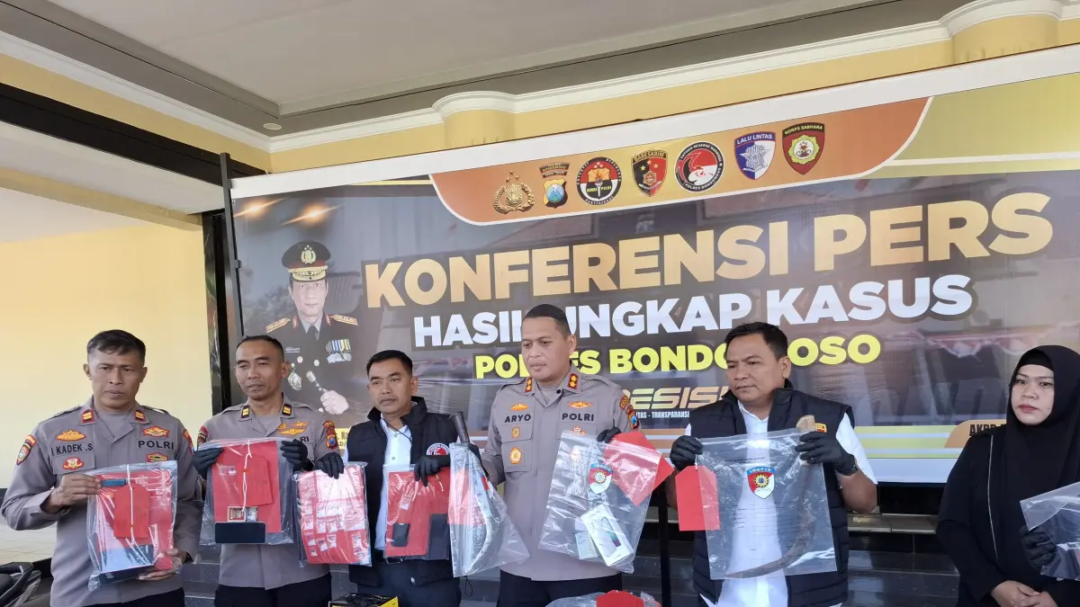 Kapolres Bondowoso AKBP Dr Aryo Dwi Wibowo (tengah) menunjukan barang bukti yang berhasil diamankan selama Mei 2026. (ILHAM/RJ)