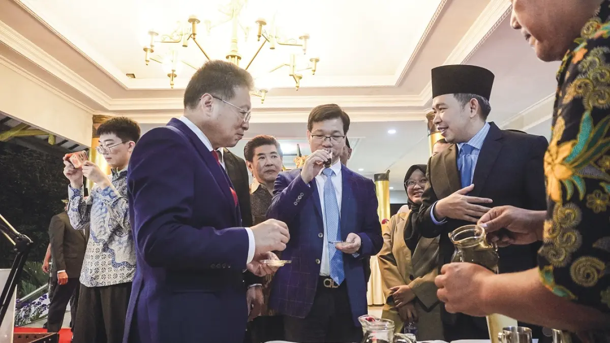 KENALKAN PRODUK JEMBER: Bupati Gus Fawait saat memperkenalkan sejumlah komoditi unggulan Jember, salah satunya kopi, kepada delegasi kota Jinhua dan Konsulat Jenderal RRT, di Pendapa Wahyawibawagraha Jember, Selasa (2/6). (MAULANA/RADAR JEMBER)