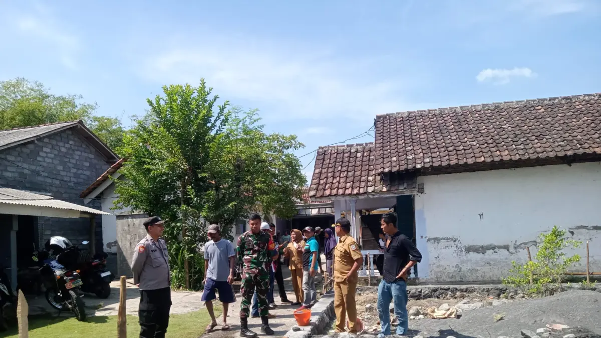 KISRUH: Sejumlah warga Desa Rojopolo saat mendatangi lokasi akses jalan yang dibangun fondasi, kemarin.(ATIEQSON MAR IQBAL/RAME)