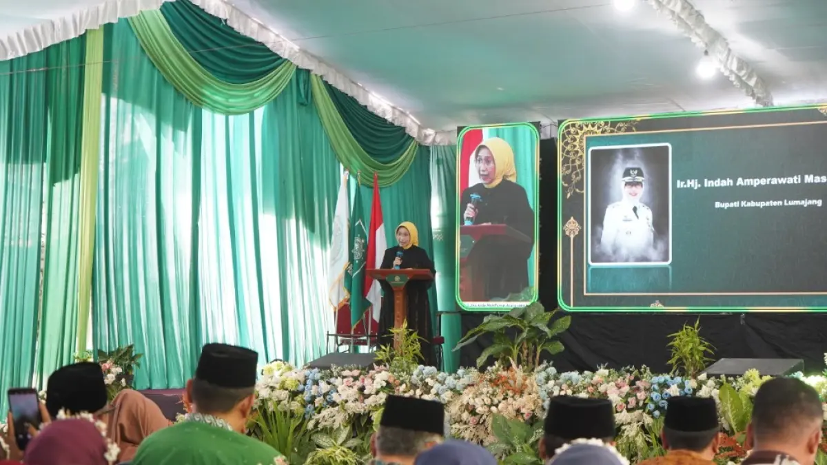 MENJELASKAN: Bupati Lumajang Indah Amperawati saat menyampaikan arahan pelayanan publik.(ATIEQSON MAR IQBAL/RAME)