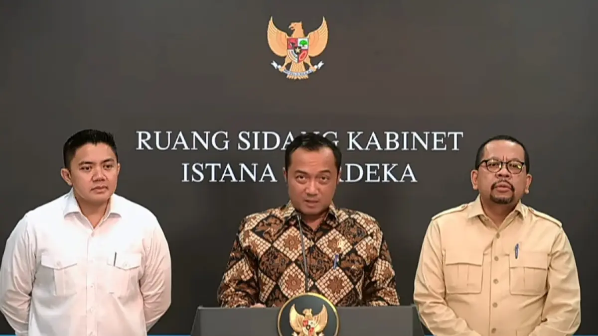 Mensesneg Prasetyo Hadi didampingi oleh Seskab Teddy Indra Wijaya dan Kabakom M Qodari, saat melakukan konferensi pers di Istana Presiden, Selasa (2/6/2026). 
