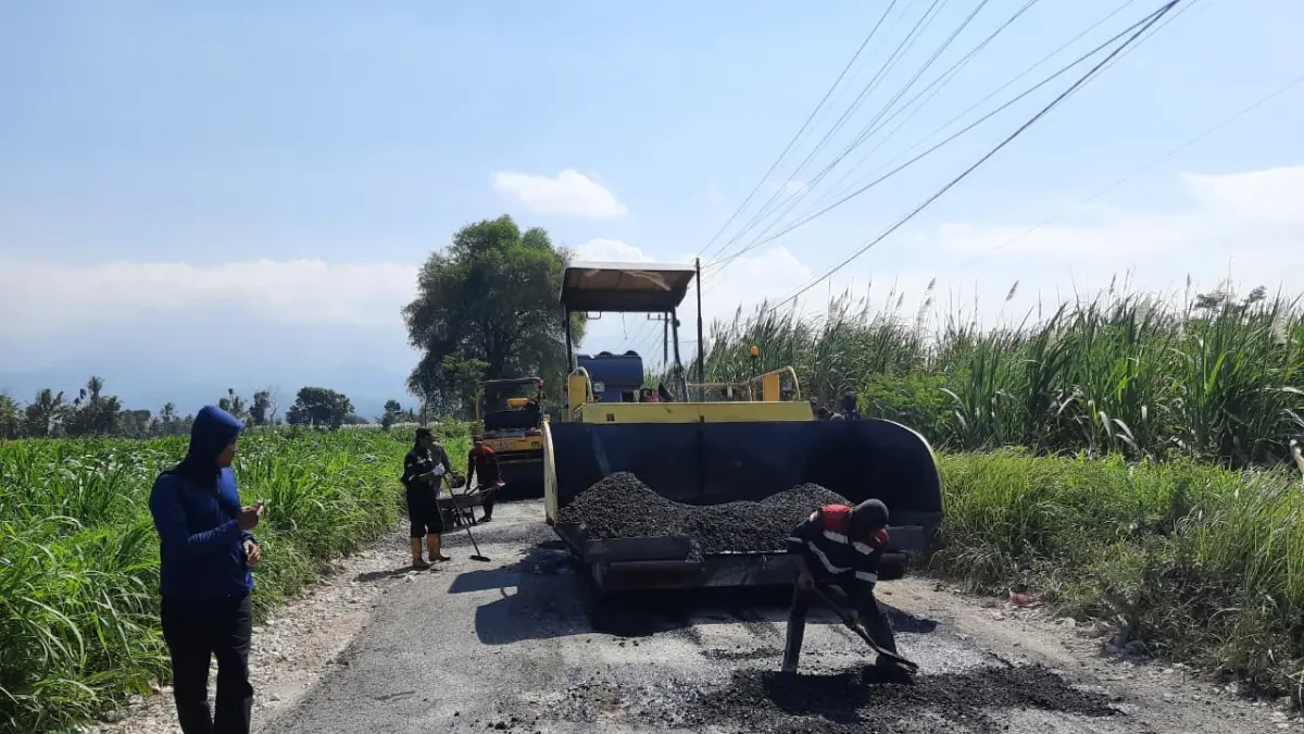 Proses trial Aspal di daerah Desa Wonosuko Kecamatan Tamanan (FAQIH/RJ)