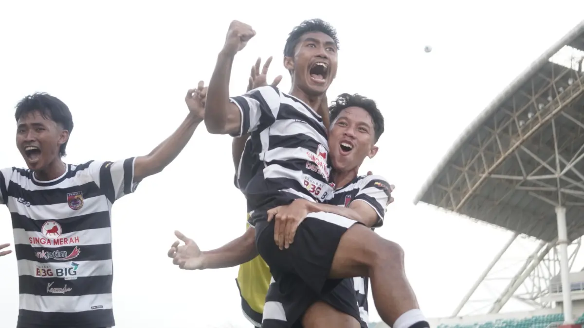 Selebrasi pemain Persid Jember usai menjebol gawang Persemay Maybrat, dan berakhir dengan skor tipis 1-0, di Stadion JSG, Rabu sore (3/6). (Foto: Yulio FA/Radar Jember)