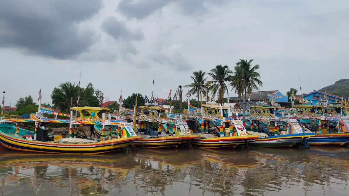 TAK MELAUT: Kapal yang terparkir di muara Sungai Besini, Desa Puger Kulon, Kecamatan Puger. (JUMAI/RADAR JEMBER)