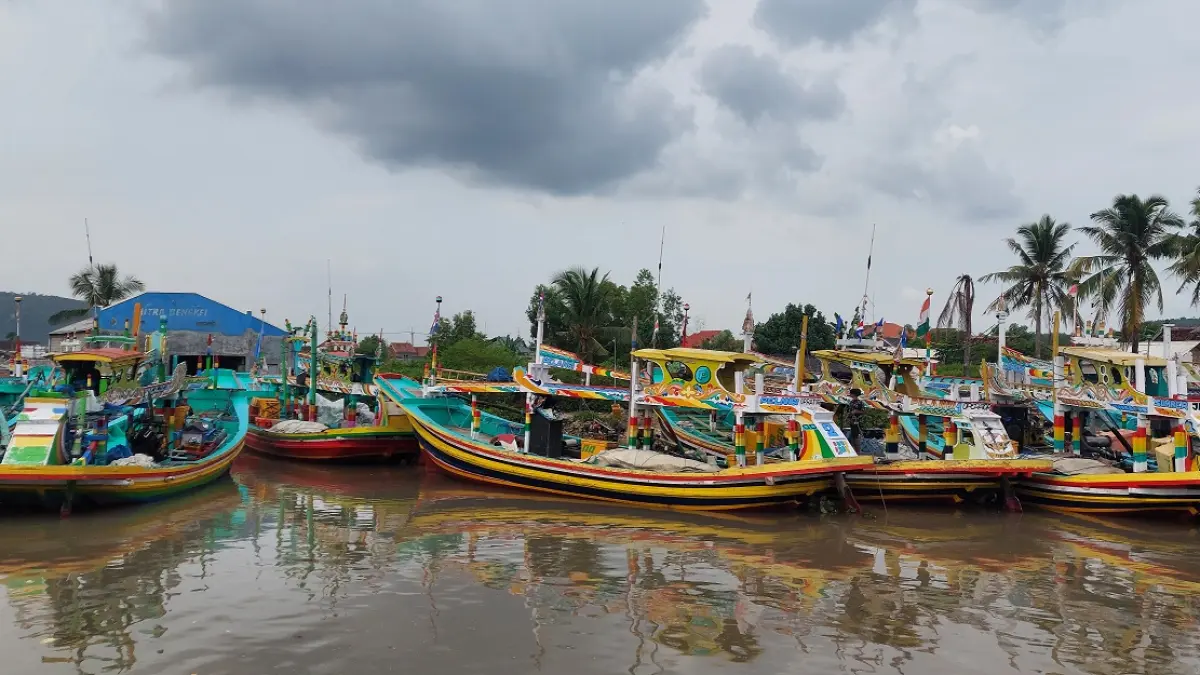 TAK MELAUT: Kapal yang terparkir di muara Sungai Besini, Desa Puger Kulon, Kecamatan Puger. (JUMAI/RADAR JEMBER)