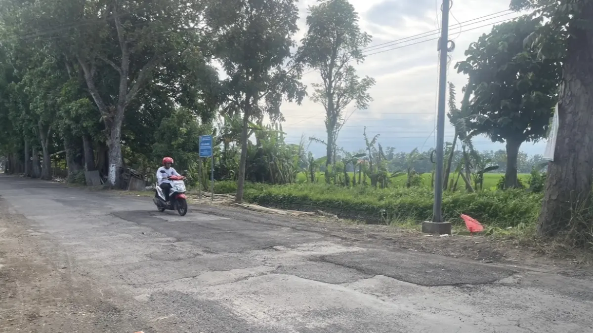 TAMBAL: Jalan berlubang di Desa Klanting, Kecamatan Sukodono mulai ditambal.
