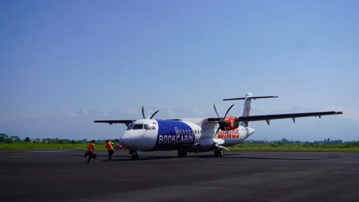 LAYANAN BARU: Bandara Notohadinegoro Jember dengan salah satu maskapainya, Wings Air, yang resmi menambah rute baru per 1 Juni kemarin, Jember-Surabaya, dan telah terintegrasi dengan ratusan kota di Indonesia dan dunia. Termasuk ke Tanah Suci, Mekkah-Madinah. (MAULANA/RADAR JEMBER&nbsp;)