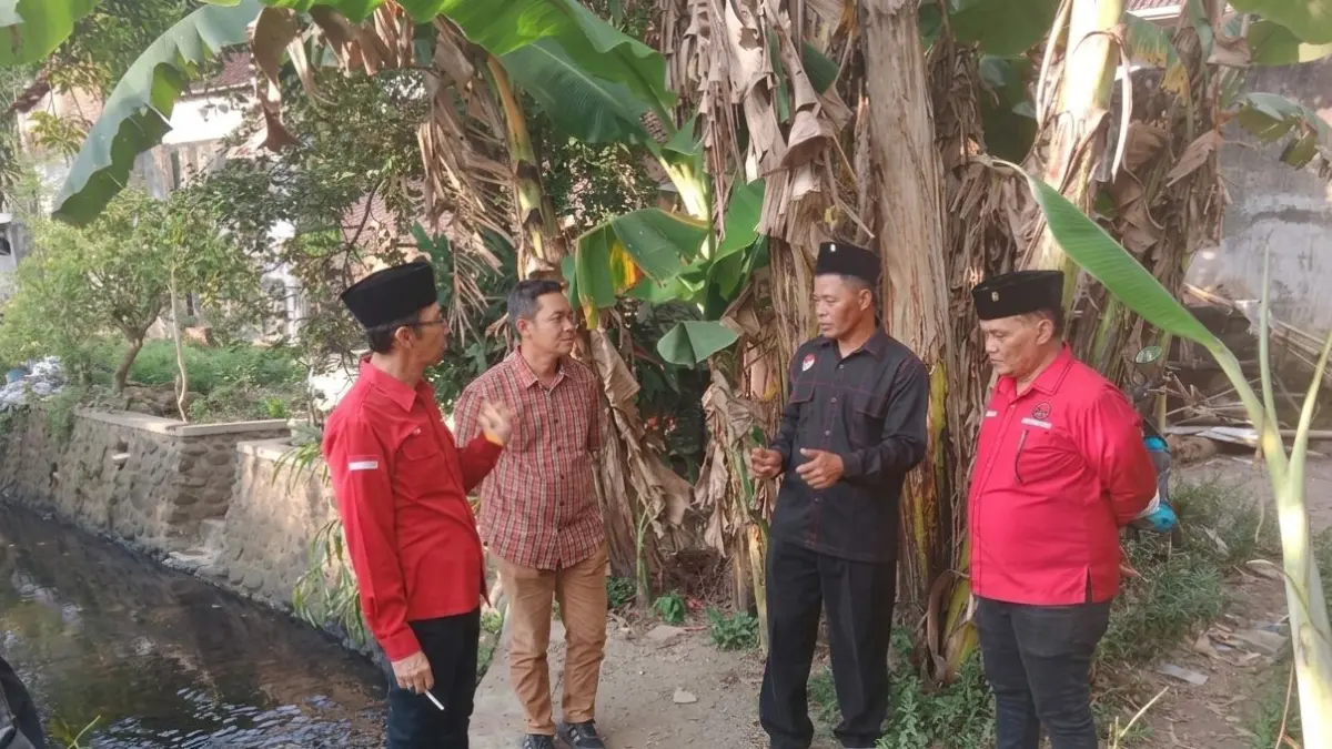 DENGARKAN KELUHAN WARGA: Ketua Fraksi PDIP DPRD Jember Edy Cahyo Purnomo (kiri) bersama warga mengecek saluran air yang menjadi salah satu sumber banjir di Lingkungan Karangmluwo, Kelurahan Mangli, Kecamatan Kaliwates, Senin (1/6). (PDIP JEMBER)