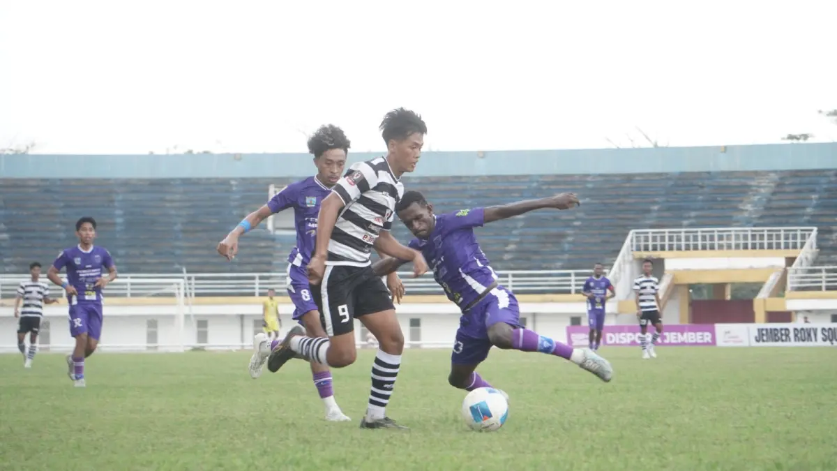 HARUS JAGA MENTAL: Pemain depan Persid, Vaiz dihadang dua pemain Persemay Maybrat di Stadion JSG, Rabu (3/6) lalu. Sore ini Persid kembali melakoni laga terakhir Grup P Liga 4 Nasional melawan Persena Nagekeo. (YULIO FA/RADAR JEMBER)
