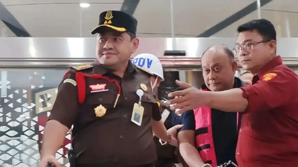 Mantan Kepala Badan Gizi Nasional (BGN) Dadan Hindayana digiring oleh petugas menuju mobil tahanan di Gedung Jampidsus Kejagung, Jakarta, Rabu (3/6/2026). (ANTARA/Nadia Putri Rahmani/pri)