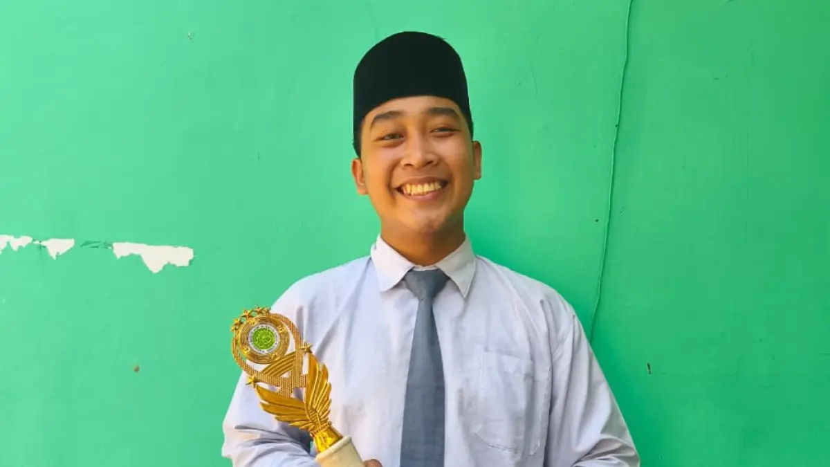 MEMBANGGAKAN : Siswa MA Unggulan Nuris Jember, M. Vidic angkat trophy juara story telling tingkat nasional. (MA UNGGULAN NURIS)
